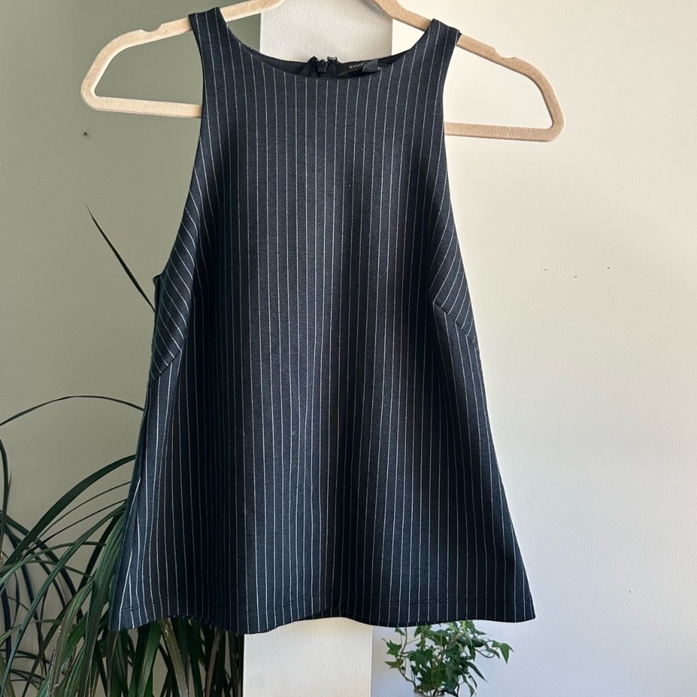 EUC Banana Republic Navy Blue W/ White Pinstripes Shell/Tank. Lined. Size 0